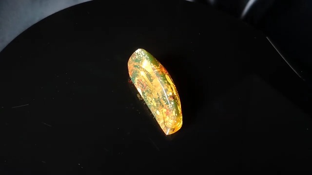 Amazon | 虫入り琥珀 原石 ルース 大蟻らしき虫 蜘蛛 動く気泡 ブルー