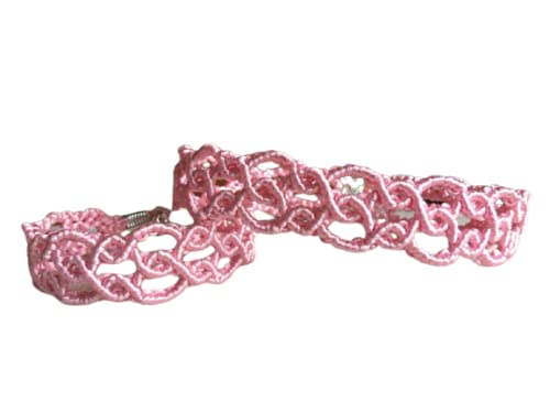 Conjunto gargantilla y pulsera macramé hecho a mano con cordón de seda en color rosa. La pulsera mide aprox.17 cm. de largo La gargantilla 30 cm., cadena para ajustar