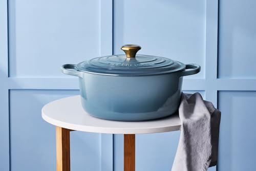 Le Creuset Signature Gusseisen-Bräter mit Deckel, Ø 24 cm, Rund, Für alle Herdarten und Induktion geeignet, Volumen: 4,2 l, 4,305 kg, Chambray, 21177244344441