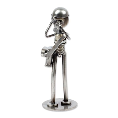 Escultura rústica fotógrafo con partes de auto recicladas metálica