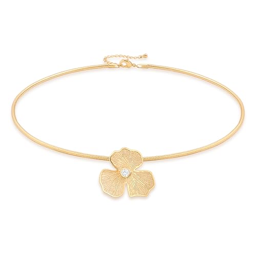 Materiale: Realizzato con precisione e cura, il nostro cuffietto in filo è realizzato in metallo placcato oro 18 carati, garantendo una finitura lussuosa che è sia sicura che resistente alle macchie. La lunghezza principessa della collana di fiori CZ la trasforma in una collana a collo oro per le donne, fornendo infinite possibilità di styling. Il design della collana maniglia catena serpente altamente lucido sembra mozzafiato e si sente comodo contro la pelle.