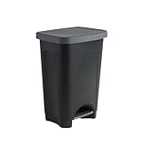 Notre poubelle avec large pédale antidérapante ! Fabriquée en polypropylène de haute qualité (PP), la poubelle noire à pédale 50 L est très robuste ! En plus de sa praticité, elle est facile à entretenir grâce à son plastique lisse et ses angles intérieurs arrondis. Cette poubelle est dotée d'une large pédale grise antidérapante qui actionne l'ouverture du couvercle gris. Ainsi, vous n'aurez pas à manipuler le capot pour jeter vos ordures : les normes d'hygiène sont mieux r