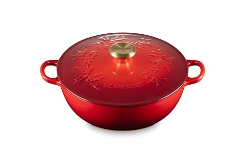 Le Creuset Olla de sopa de hierro fundido esmaltado Holly Collection, 4.5 cuartos de galón, color cereza con perilla dorada