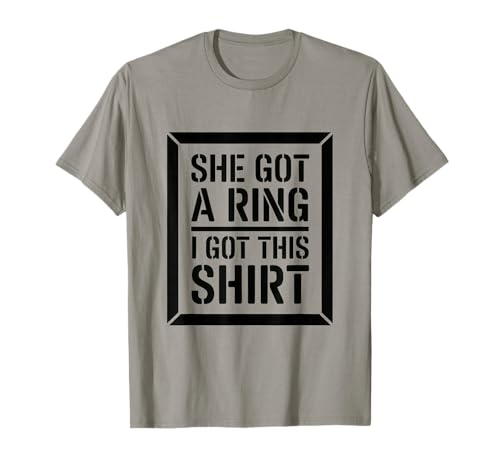 Camisetas Divertidas de Compromiso con Texto en inglés She Got A Ring I Got-This Camiseta