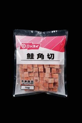 《冷凍》 ニッスイ 鮭角切 1KG 学校給食 業務用 骨なし 骨無 焼き魚 煮魚 お惣菜 惣菜 おつまみ おかず お弁当 冷凍食品 冷食 時短 簡単 大容量 安心 安全