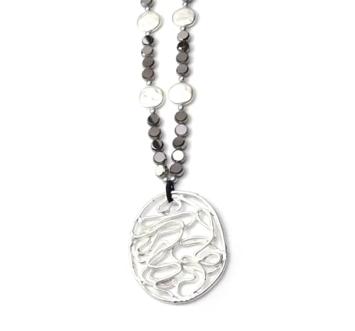AMICHI- Colgante Mujer Grande Plateado – Collar Largo Gris y Plata con Chapa Ovalada Texturizada – Estilo Boho Chic- Joyería Artesanal Elegante