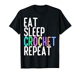 La camiseta divertida de ganchillo Eat Sleep Repeat Crocheting Lovers es una gran ropa para llevar si eres alguien enganchado en muñecas de ganchillo, flores, patrones de mandala o posavasos. Un bonito regalo de cumpleaños y día de San Valentín para aficionados a las manualidades.