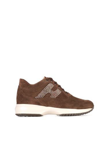 Hogan Interactive è un'icona senza tempo, dal 1997 interprete assoluta di un lusso funzionale e contemporaneo. Caratterizzate da un design elegante e una suola light che assicura elevazione e slancio, queste preziose sneakers in pelle scamosciata hanno un'H laterale rivestita di luminosi strass. Perfette per un look sporty chic. Sneakers Interactive Hogan donna Made in Italy Tomaia in pelle scamosciata H laterale in strass Soletta removibile 1,2 cm Suola in gomma Altezza totale 5,7 cm Indicazioni di cura e mantenimento incluse Custodia in tessuto inclusa Include un paio di lacci aggiuntivi