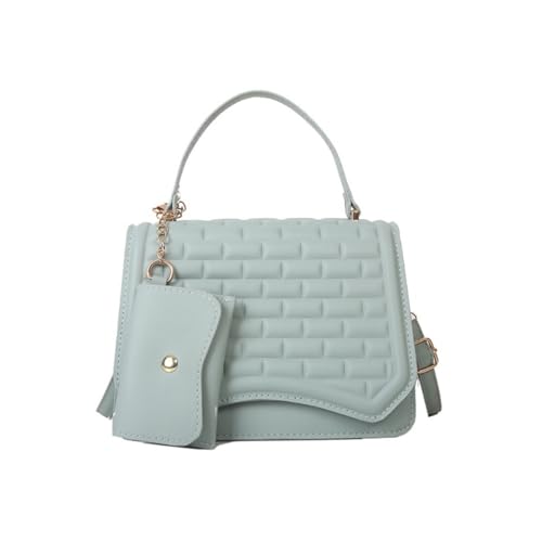Sac à main matelassé bleu clair pour raviver une tenue terne