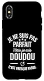 Message humoristique et affectif mettant en avant le rôle de doudou avec autodérision. Idéal pour celles et ceux qui assument leurs défauts avec tendresse. Un visuel simple et lisible qui fait sourire immédiatement.