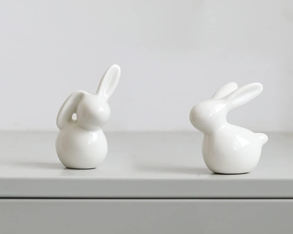 JAMEND CLXPJAMEND CLXP Bunny Jewelry Ring Holder, Decorative Statue Glazed Ceramic White Rabbit Ring Display Stand, Adorable Animal Shape Engagement Rings and Wedding Ring Storage Organizer.