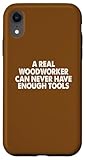 Un vrai menuisier ne peut jamais avoir assez d'outils, cette citation humoristique capture l'essence de la passion du travail du bois, mettant en valeur la quête de la collection d'outils parfaite.