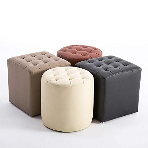 Tabouret en cuir autour de la table basse pour un café convivial
