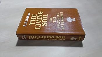 Hardcover The living soil and The Haughley experiment Book