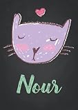 Nour: Carnet de notes A5 | Prénom personnalisé Nour | Cadeau d'anniversaire pour fille, femme, maman, copine, sœur | Dessin de chat mignon | 120 pages lignée, Petit Format A5 (14.8 x 21 cm)
