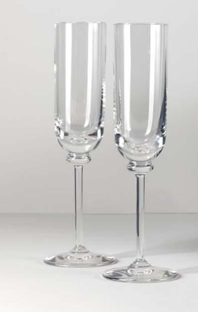 Il flute baronetto, alto ben 23 centimetri per una capacità di 150 centilitri, si slancia verso l’alto grazie alle forme nette e lineari del suo stelo deciso. Indispensabili in ogni momento da festeggiare, questi bicchieri flute in cristallo soffiato a bocca sono perfetti per i nostri brindisi.