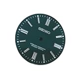 Indicadores luminosos de color verde vibrante: Combinando un llamativo diseño minimalista con la practicidad esencial para el día a día, la esfera está equipada con marcadores horarios aplicados multifacéticos que captan la luz ambiental a la perfección durante el día, a la vez que están recubiertos con un material luminiscente verde de primera calidad para garantizar una excelente visibilidad y un brillo intenso y duradero en condiciones de poca luz o en entornos nocturnos.