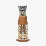 pichet immobilier cognac Contenu de la livraison : une carafe en verre Eve au design circulaire cognac d'un volume de 1,25 l, un couvercle avec fermeture à bascule automatique, un tamis perforé au laser et une manchette en cuir synthétique végétalien assortie avec une soucoupe