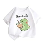 Der Ausschnitt ist nahtlos verarbeitet, um die Reibung zu reduzieren und gleichzeitig ein frisches Tragegefühl zu gewährleisten. Allein getragen wirkt er erfrischend und elegant, lässt sich aber auch mit einer Jacke oder Weste kombinieren, um eine mehrschichtige Ästhetik zu erzielen. Kontrastfarbene Paspeln, geometrische Muster und andere Details vermitteln auf dezente Weise kindlichen Einfallsreichtum