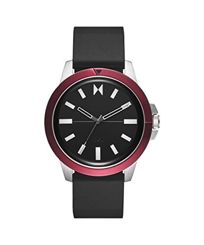 Montre MVMT quartz homme au poignet, l'accessoire silicone noir du quotidien