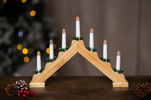 Pont de bougies de Noël pour fenêtre de salon créant une ambiance festive chaleureuse