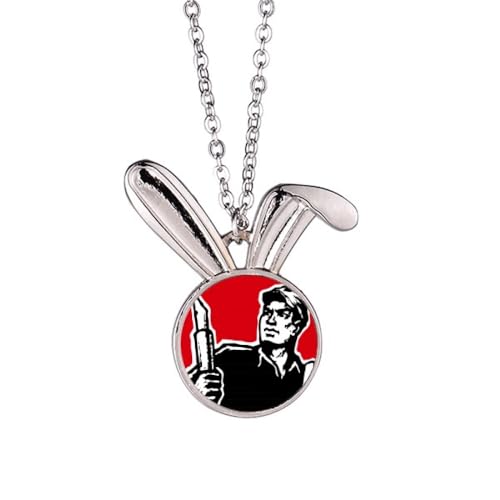 Collier lapin patriotique rouge pour raviver un look terne sans effort