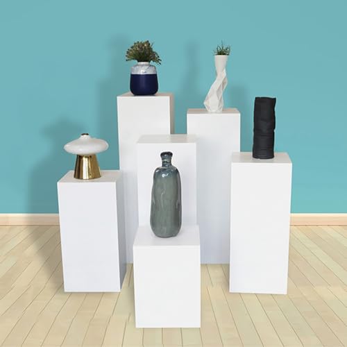 Vitrines de bijoux mises en valeur avec ce support carré blanc