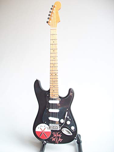 Guitare miniature Stratocaster The Wall Pink Floyd - Les Beatles, Paul McCartney, John Lennon, RIngo Starr, George Harrison Guitare miniature Stratocaster The Wall Pink Floyd