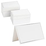 Individuell gestalten: Die Tischkarten sind weiß mit Silberfolien-Bordüre. In ihre Mitte kann der jeweilige Name per Hand reingeschrieben werden. Das macht die Platzkarte persönlicher. Die Karten können nicht im Drucker verwendet werden