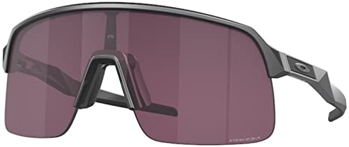 Oakley OO9463A - Juego de lentes de sol OO 9463A SUTRO LITE (A) 946316 de acero con ajuste asiático y correa azul pequeña, ACERO, 39/139/139