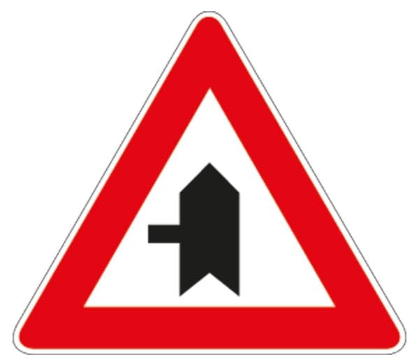 GLOBAL CARTELLO IN LAMIERA SCATOLATA TRIANGOLO lato 90cm - INTERSEZIONE A SINISTRA CON DIRITTO DI PRECEDENZA- SEGNALE CATARIFRAGENTE CON CAVALLETTO (Solo cartello)