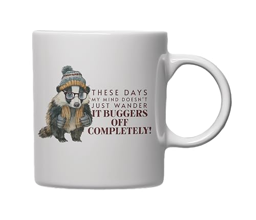 MILLHOUSE PRINTS Divertida taza de café de tejón de 325 ml, divertida cita "These Days My Mind", lindo animal con vasos, regalo único para amigos y oficina