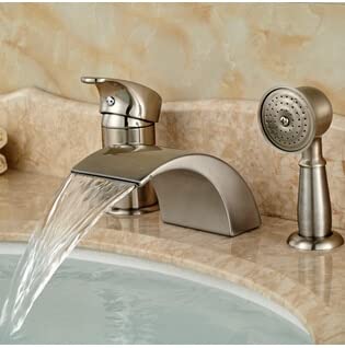 Robinet mitigeur baignoire romaine cascade pour une salle de bain spa privée