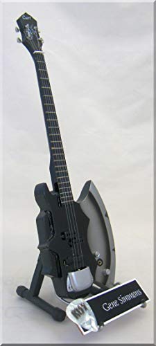 GENE SIMMONS Guitare Miniature avec médiator AXE KISS - Les Beatles, Paul McCartney, John Lennon, RIngo Starr, George Harrison GENE SIMMONS Guitare Miniature avec médiator AXE KISS – Image 3