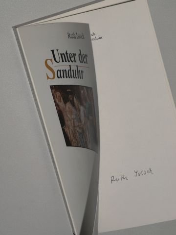 Istock, Ruth: Unter der Sanduhr. Erzählung. 2. Aufl. Landau/Pfalz, Pfälz. Verl.-Anst, 1990. 8°. 165 S. kart. (ISBN 3-87629-167-4)