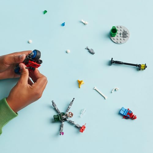 Marvel Motorcycle Chase: Spider-Man vs. Doc Ock, giocattolo costruibile per bambini con sparatutto e web blaster, 2 minifigure Marvel, giocattolo super eroe, regalo per ragazzi e ragazze dai 6 - Lego - Immagine 2