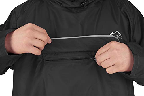 normani Unisex Regenponcho EXTRA Lang mit Ärmeln und Brusttasche für Damen und Herren - Brusttasche und 3M™ Scotchlite™ Reflektor - 100% Winddicht - 100% Wasserdicht Farbe Dunkelschwarz Größe S/M