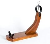 Jamonero en forma de Góndola con base de madera de pino insigne chileno de primera calidad, los herrajes de hierro pintados en negro epoxi y los pinchos de acero con el acabado de la superficie en cromo brillo.