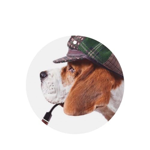 吊り下げ式車用芳香剤カード 2枚パック - 長持ちする吊り下げ式アロマセラピーカード (ラベンダーの香り) 車、自宅の寝室、ワードローブ、靴箱などに最適。ユニセックス (キャップをかぶったブラウンの探偵ビーグルとグリーンの犬のパイプのペット)