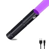 Linterna UV hecha con un filtro negro que bloquea la luz visible, pero permite que pase la luz UV de 340-380 nm. Ayuda a disminuir la interferencia de la luz visible.