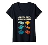 Humour de jeu construit autour d'un PC 6 idées connectées à des ordinateurs classiques construisant des composants de câbles de culture de jeu ancienne et moderne et mains sur la créativité technique