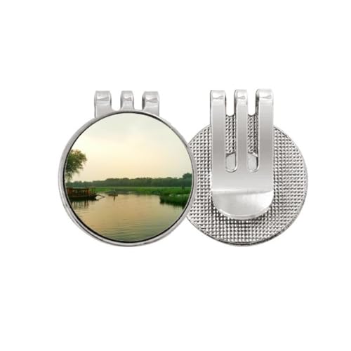 Marcador de pelota de golf esmaltado Sunset Lake View con clip magnético para gorra