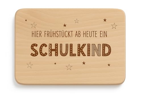 Hier frühstückt ab heute ein Schulkind - Engraved Breakfast Board - Made of European Beech Wood - Bread Board for School Enrolment, Lunch Board for School Child - Made in Europe (Stars Motif)