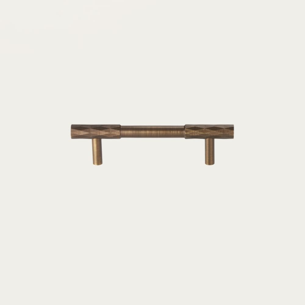 Poignées de meubles en laiton martelé Youther au design moderne chic
