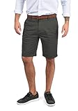 Auch beim Kombinieren ist die Chino-Bermuda ein Allround-Talent. Mal mit lässigem T-Shirt, lockerem Tank Top oder stylischem Hemd - es führt kein Weg an einer kurzen Chino-Hose vorbei.