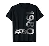 Klassisch geschnitten, doppelt genähter Saum.