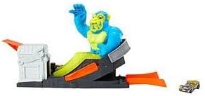 Hot Wheels Toxic Ape Attack Play Set for Kids 4 to 8 Years Old, Launch Included Car at Moving Purple Ape to Defeat It Before It Knocks Cars Off The Track & Destroys Garage