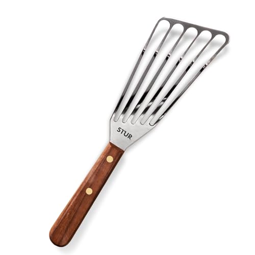 STUR Pfannenwender für Rechtshänder aus flexiblem & rostfreiem Edelstahl - Schlitzwender mit Nussbaumgriff optimiert für STUR Gusseisenpfannen - Dünner Bratenwender für sämtliche Speisen & Küche