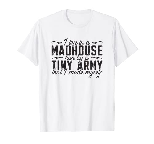 Vivo en un manicomio dirigido por un pequeño ejército que me hice - Camiseta