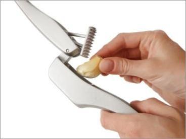 Zyliss Garlic Press Susi 3, Aluminium, Silver, No Need to Peel Garlic Crusher for Crushing Garlic/Garlic Bulbs/Ginger with Integrated Cleaning Tool, Dishwasher Safe